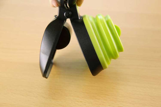 HKM-309459 Foldable Pooper Scooper for Dogs with 1 Roll of Decomposable Bags - Easy Clean Waste Pickup Tool
