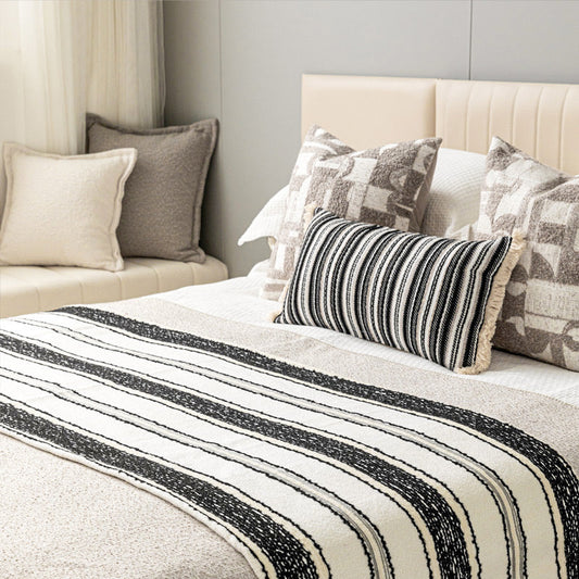 HKM-392019 Black and White Striped Jacquard Bedding Set for 1.5-1.8m Beds - Includes Blanket, Pillowcases, and Cushion Cover
