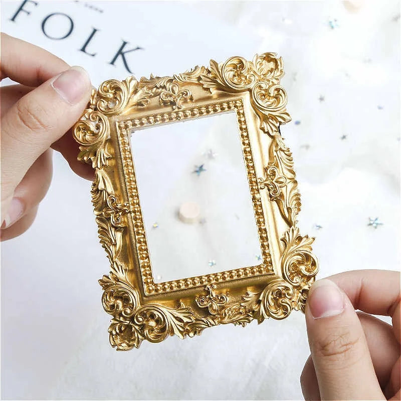 KTX-288531 Gold Retro Photo Frame for Mini Wedding Pictures - Decorative Resin Desktop Ornament