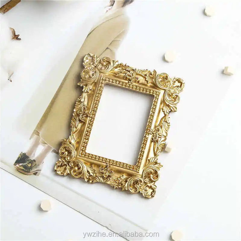 KTX-288531 Gold Retro Photo Frame for Mini Wedding Pictures - Decorative Resin Desktop Ornament