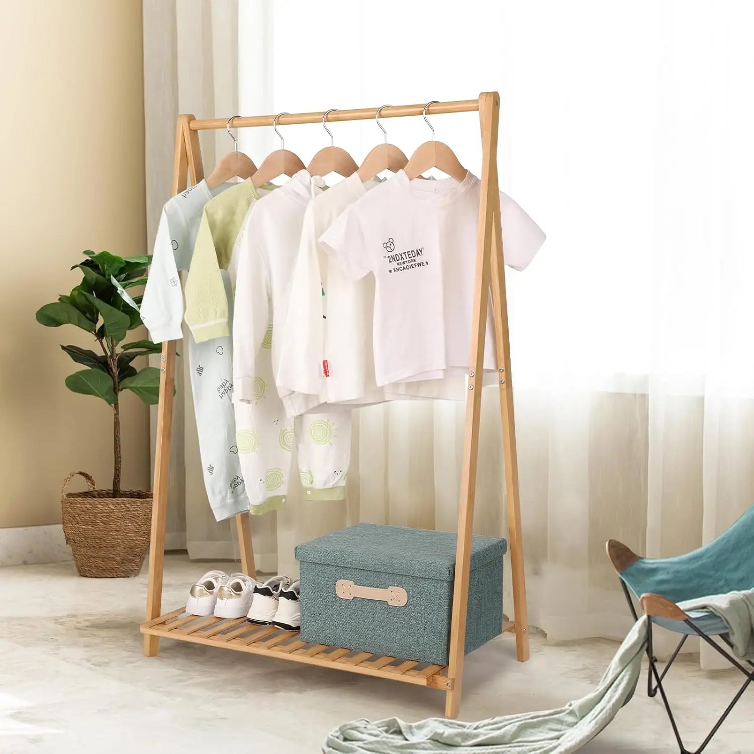 KTX-253779 Bamboo Children's Hanging Clothes Rack with Hat Storage for Bedroom and Wardrobe Organization