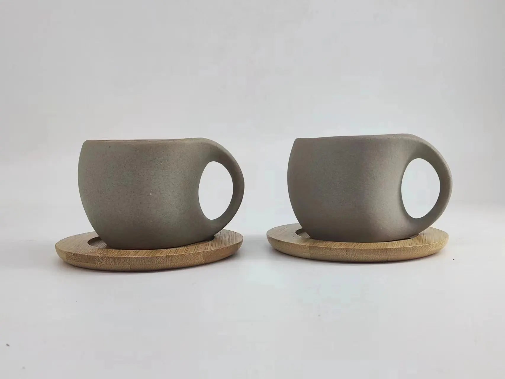 KTX-826323 Japanese Ceramic Coffee Mug with Wooden Saucer - Elegant Porcelain Tea Cup Set