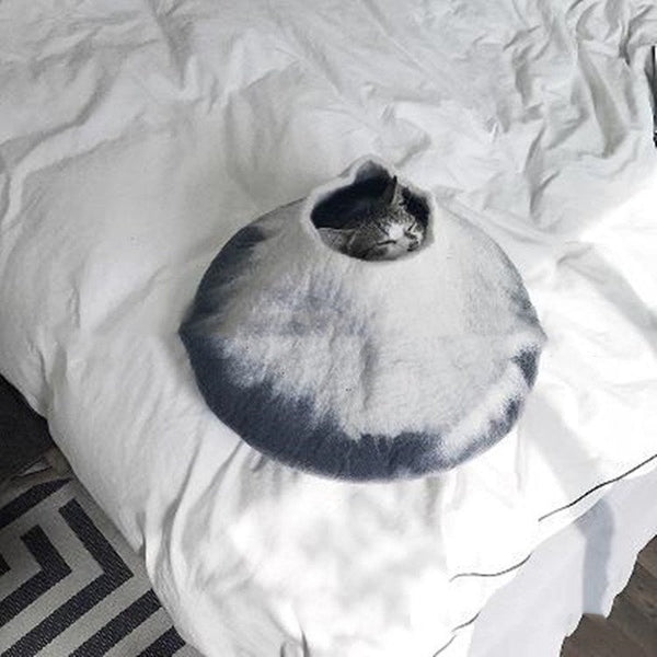HKM-0043581 Two-Tone Wool Felt Cat Nest with a Black Body and White Neck, 50 cm