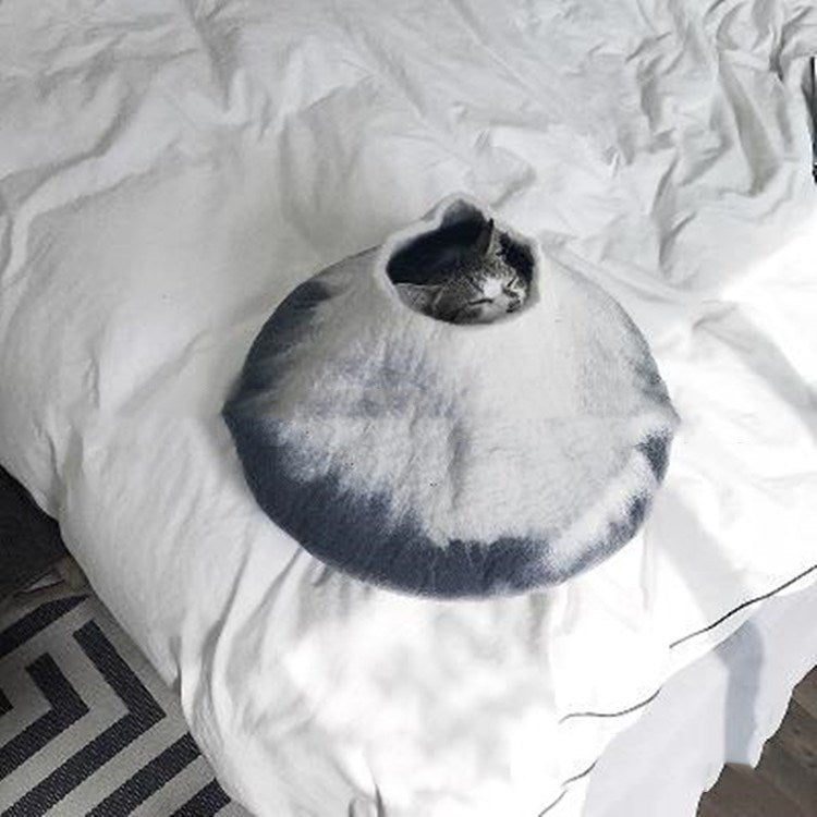 HKM-0043581 Two-Tone Wool Felt Cat Nest with a Black Body and White Neck, 50 cm