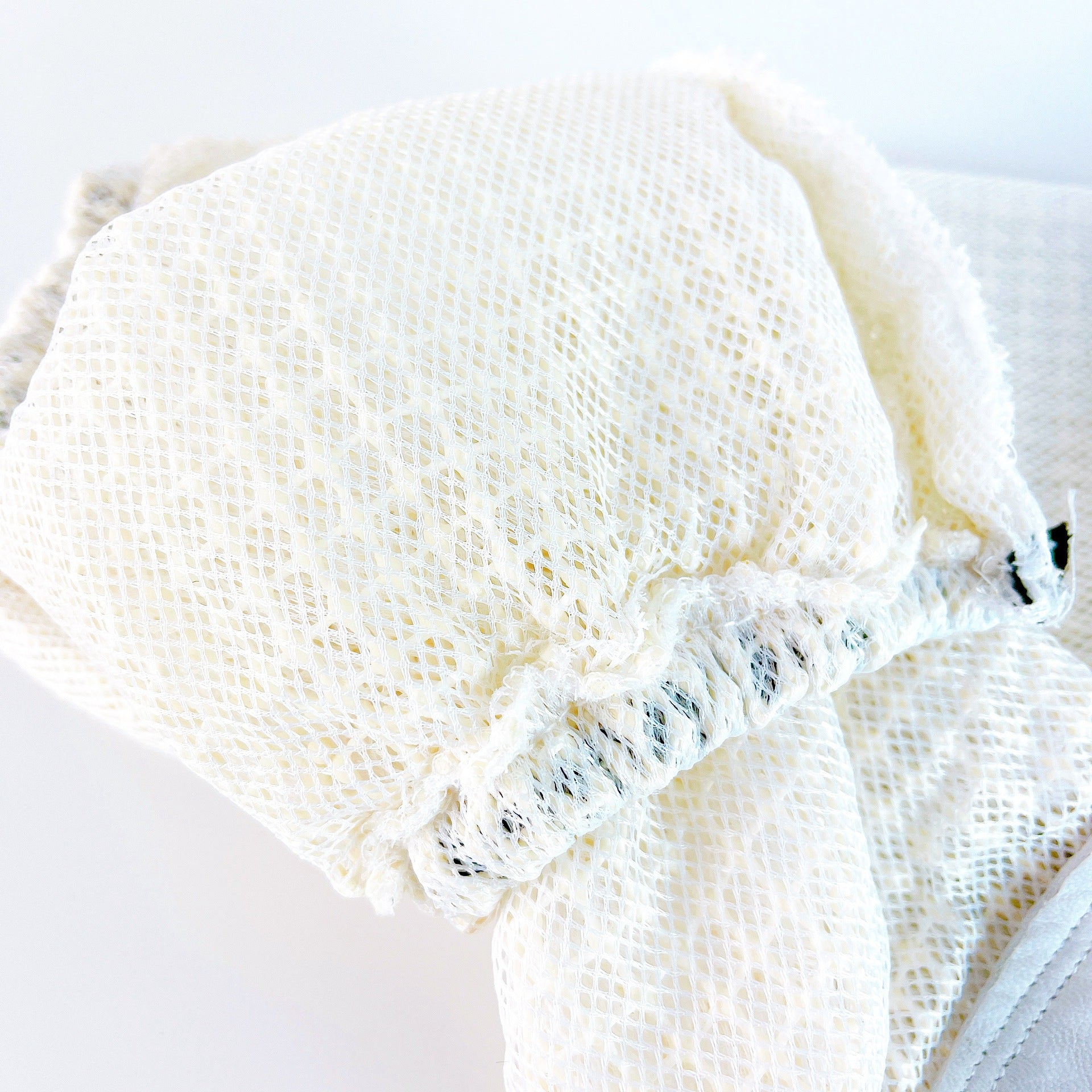 HKM-0160957 Three-Layer Breathable Mesh Anti-Bee Gloves Made with Cowhide and Sheepskin