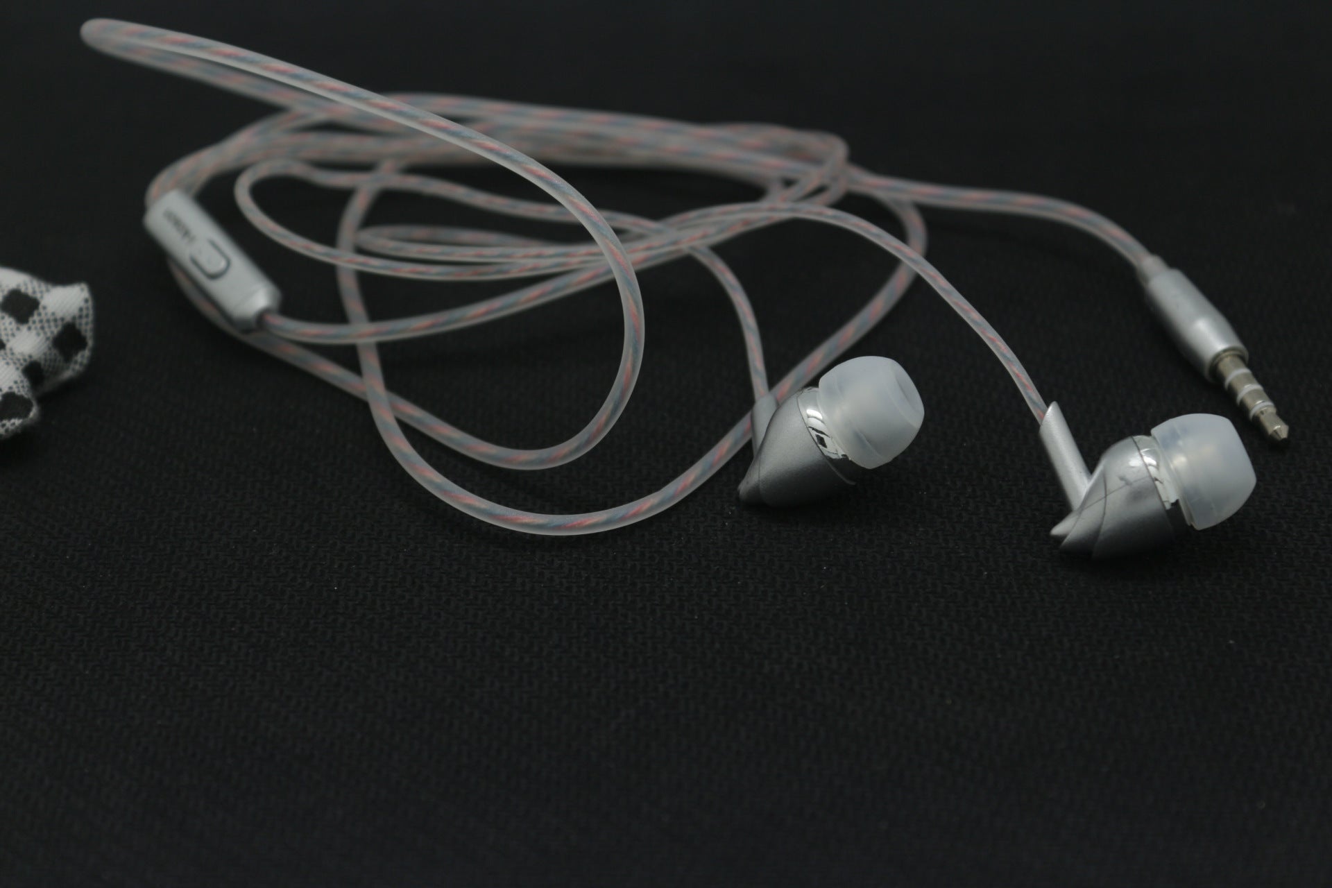 HKM-029587 Universal In-Ear Subwoofer Earplugs with Wired Connectivity for Android, iOS, and WindowsMobile – Available in Gold, Rose Gold, and Silver