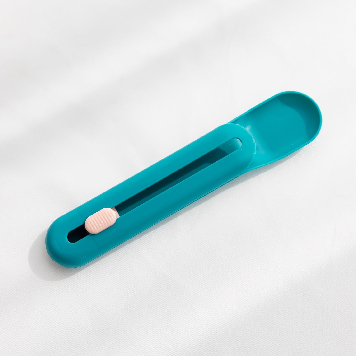 HKM-0315197 Cat Spoon Feeder with Silicone Seal for Easy Pet Food Serving