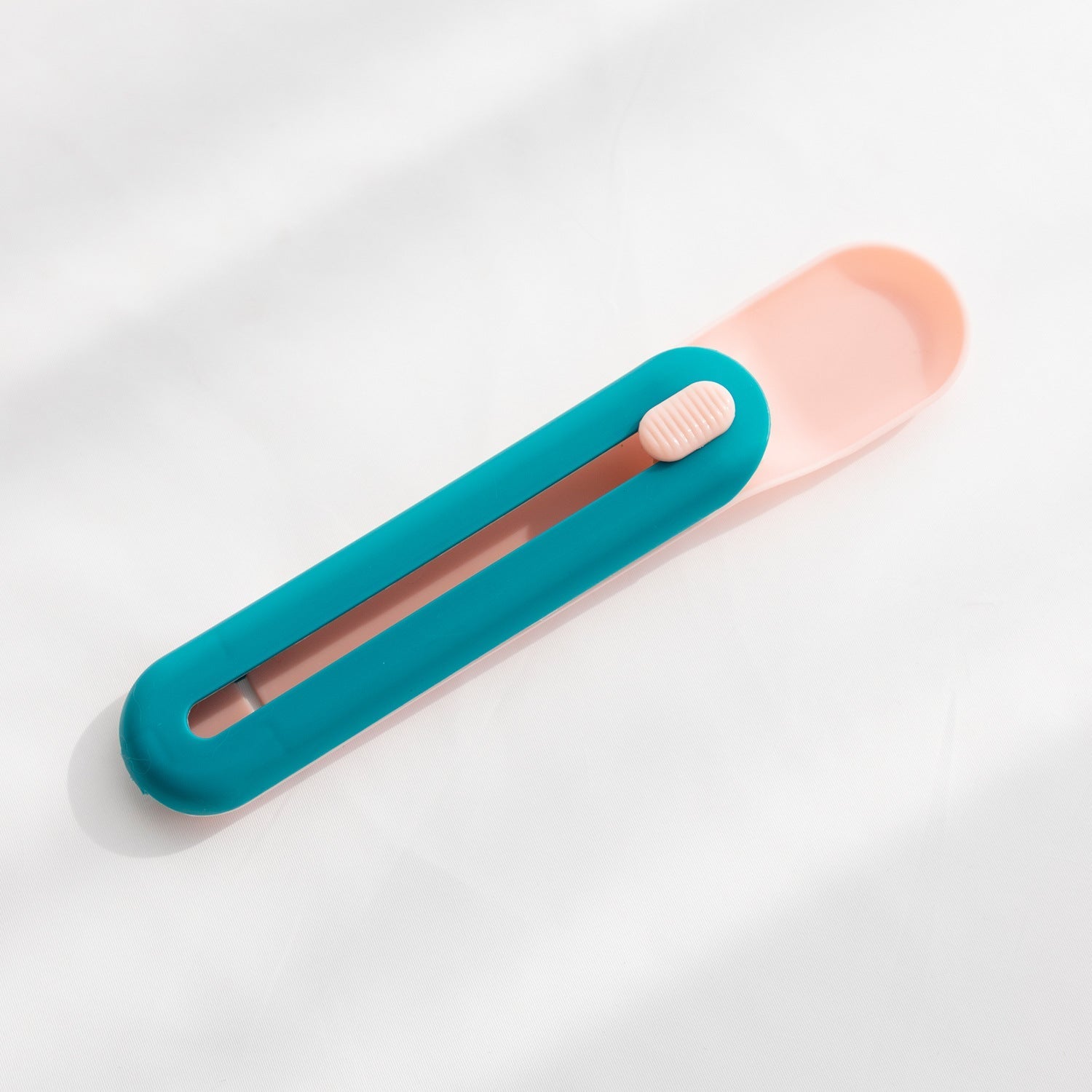 HKM-0315197 Cat Spoon Feeder with Silicone Seal for Easy Pet Food Serving