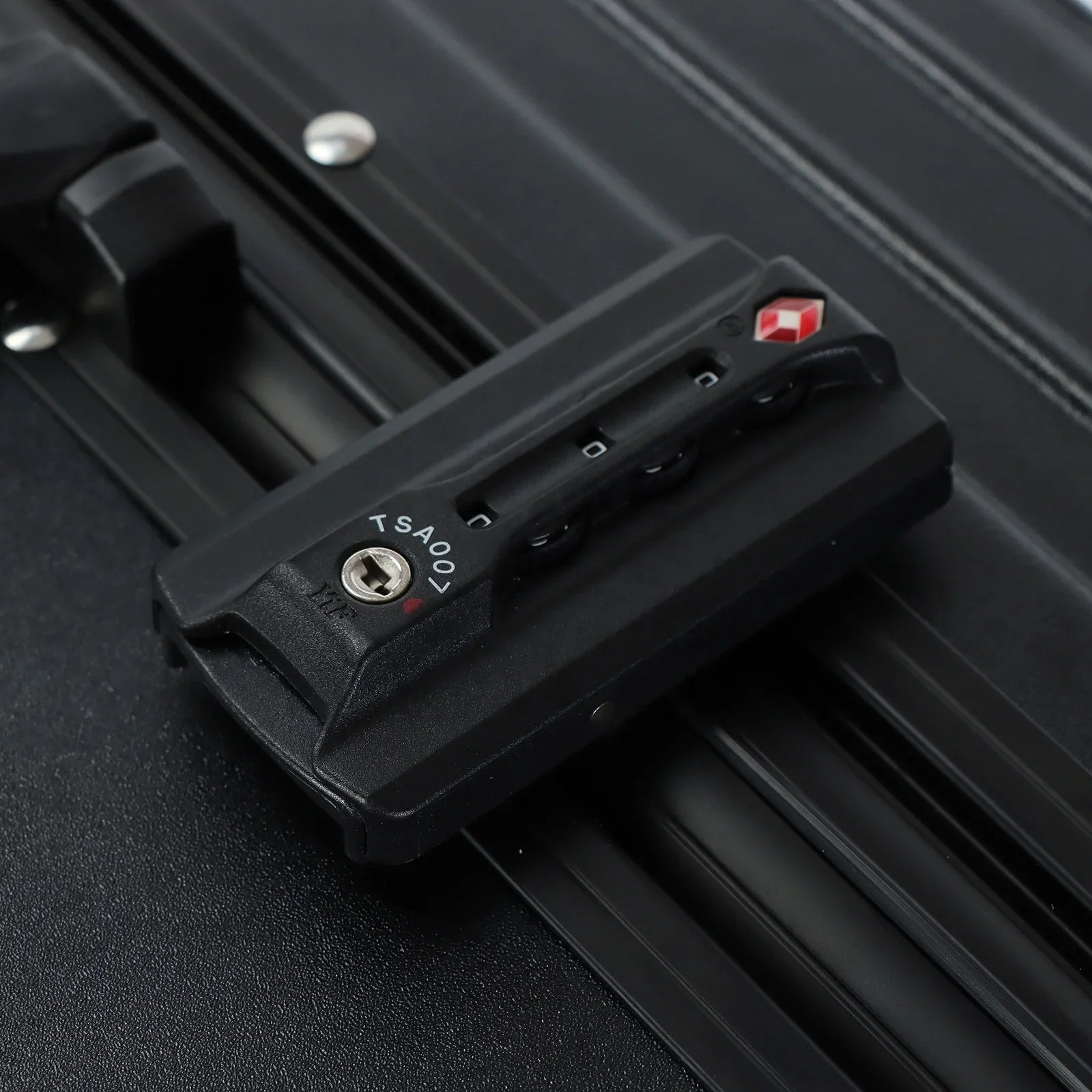 HKM-092883 Lightweight Aluminium Frame Carry-On Suitcase with Front Pocket for Travel