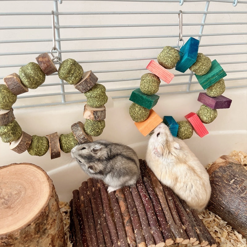 HKM-1406909 Hamster and Small Animal Molar Bite Toy with Decorative Applewood and Straw Ring