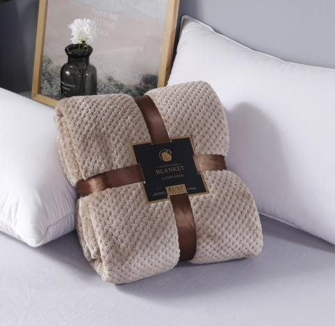 HKM-164115 Mesh Pineapple Leisure Blanket in Various Colors and Sizes for All Seasons