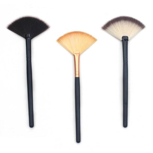 HKM-166163 Small Fan-Shaped Makeup Brush with Wooden Handle and Artificial Fiber Bristles