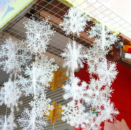 HKM-188115 Three-Dimensional Snowflake String Decorations - Set of 6 in Varying Sizes (18cm, 27cm, 36cm)