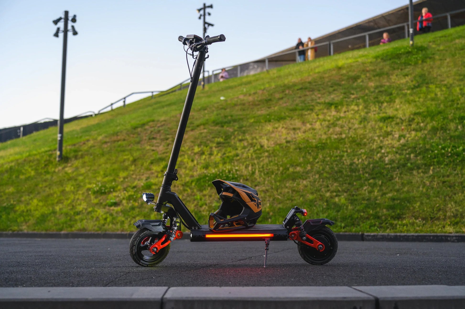 HKM-197907 Electric Scooter 48V 13Ah Fast Foldable Mobility Device 40km/h with Side Lights and 9-inch Tires
