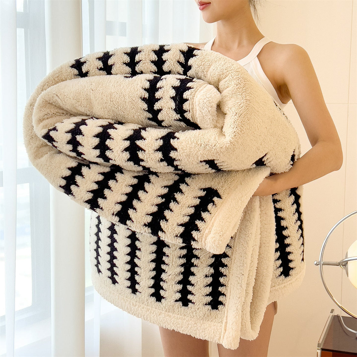 HKM-231635 Geometric Pattern Coral Fleece Blanket, Thick Polyester, All-Season Modern Design