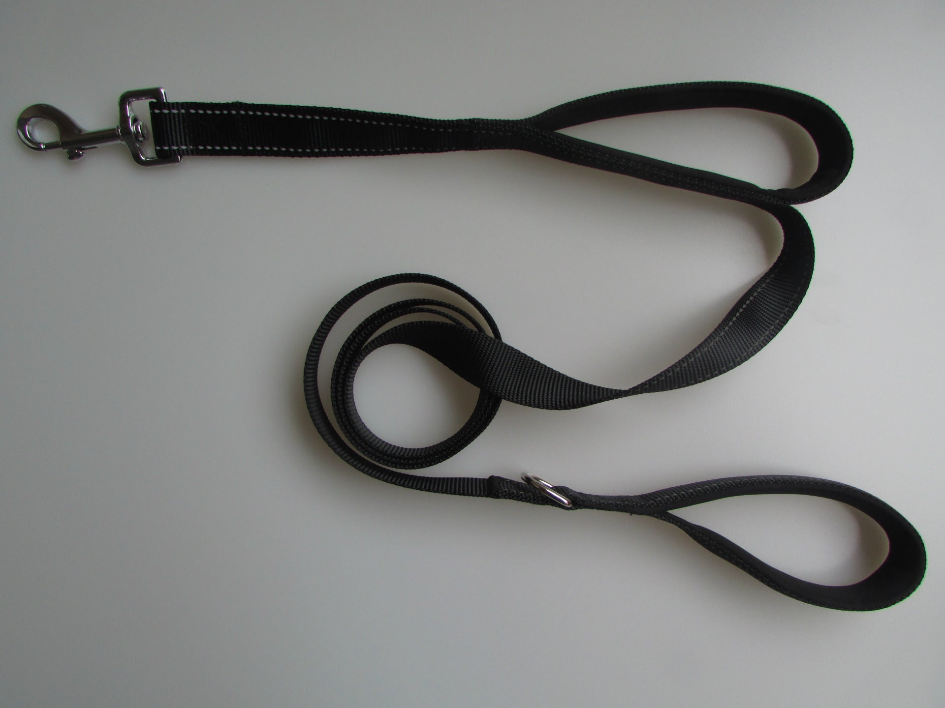 HKM-2479677 Reflective Double Handle Nylon Pet Leash with Metal Buckle and Trash Bag Holder