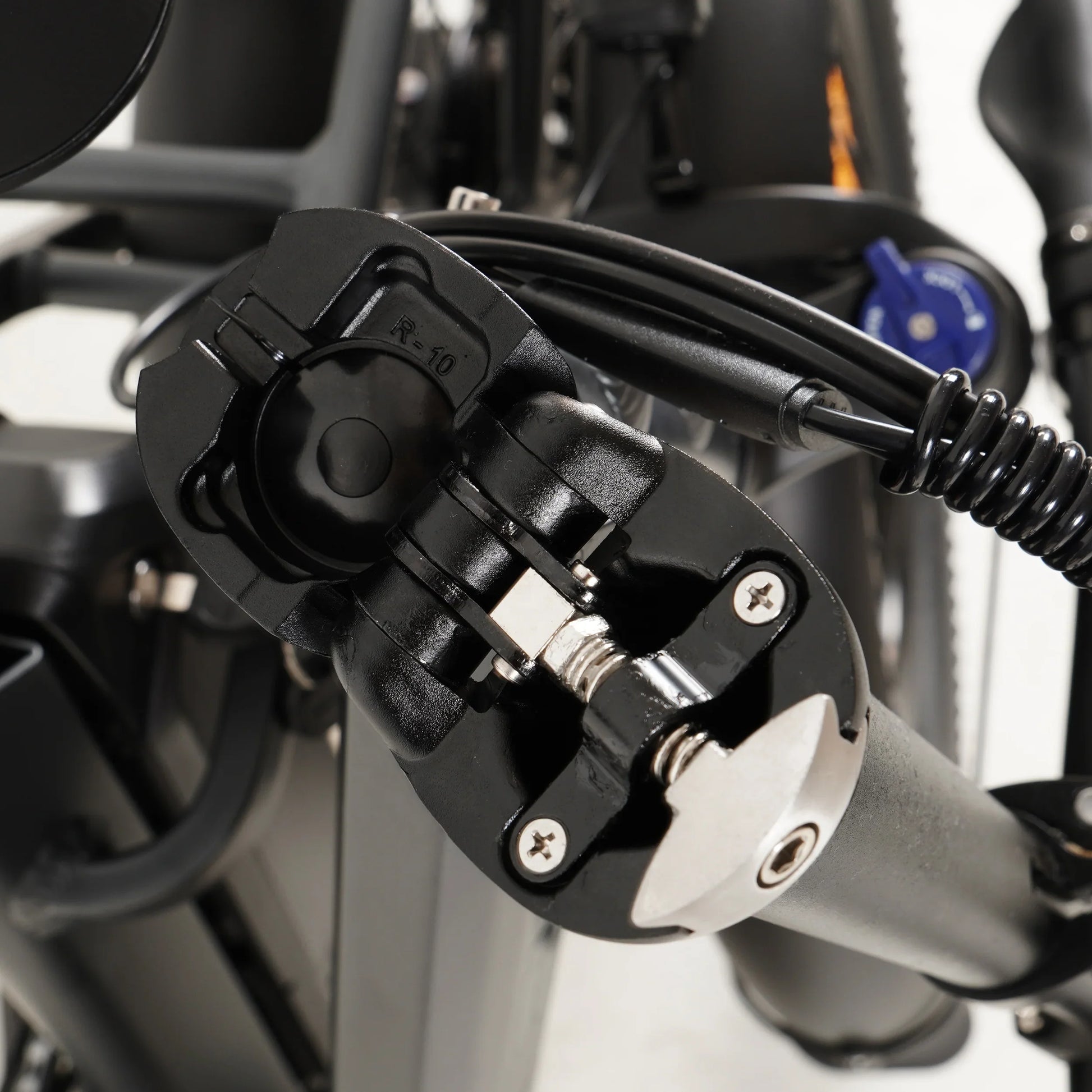 HKM-334931 20in Folding Electric Hybrid Bike with Torque Sensor, 48V 15Ah Lithium Battery, 6 Speed Fat Tires, Disc Brakes