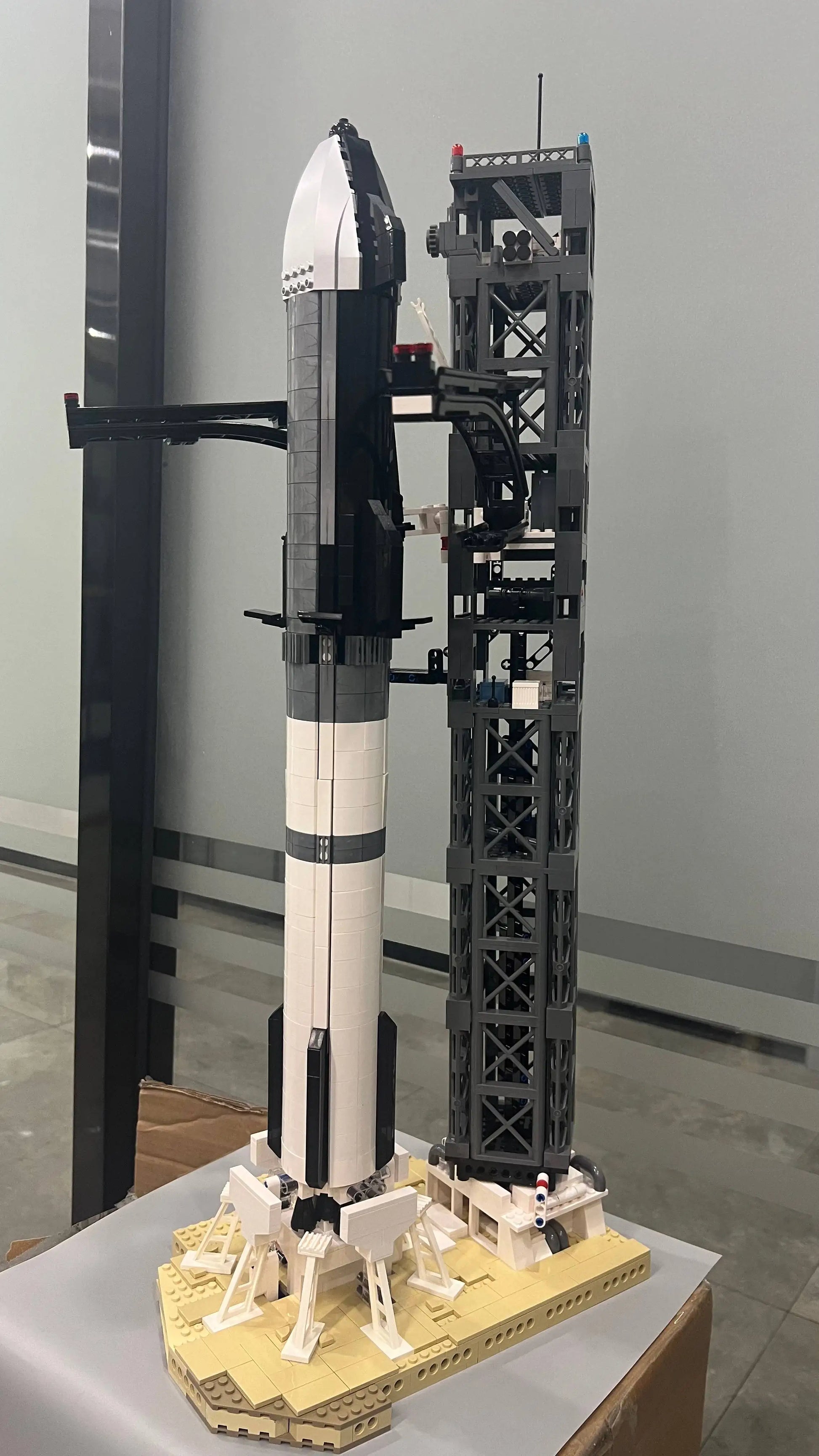 HKM-341267 Starship Rocket Building Block Model Set with 1763 Pieces for Ages 8 and Up