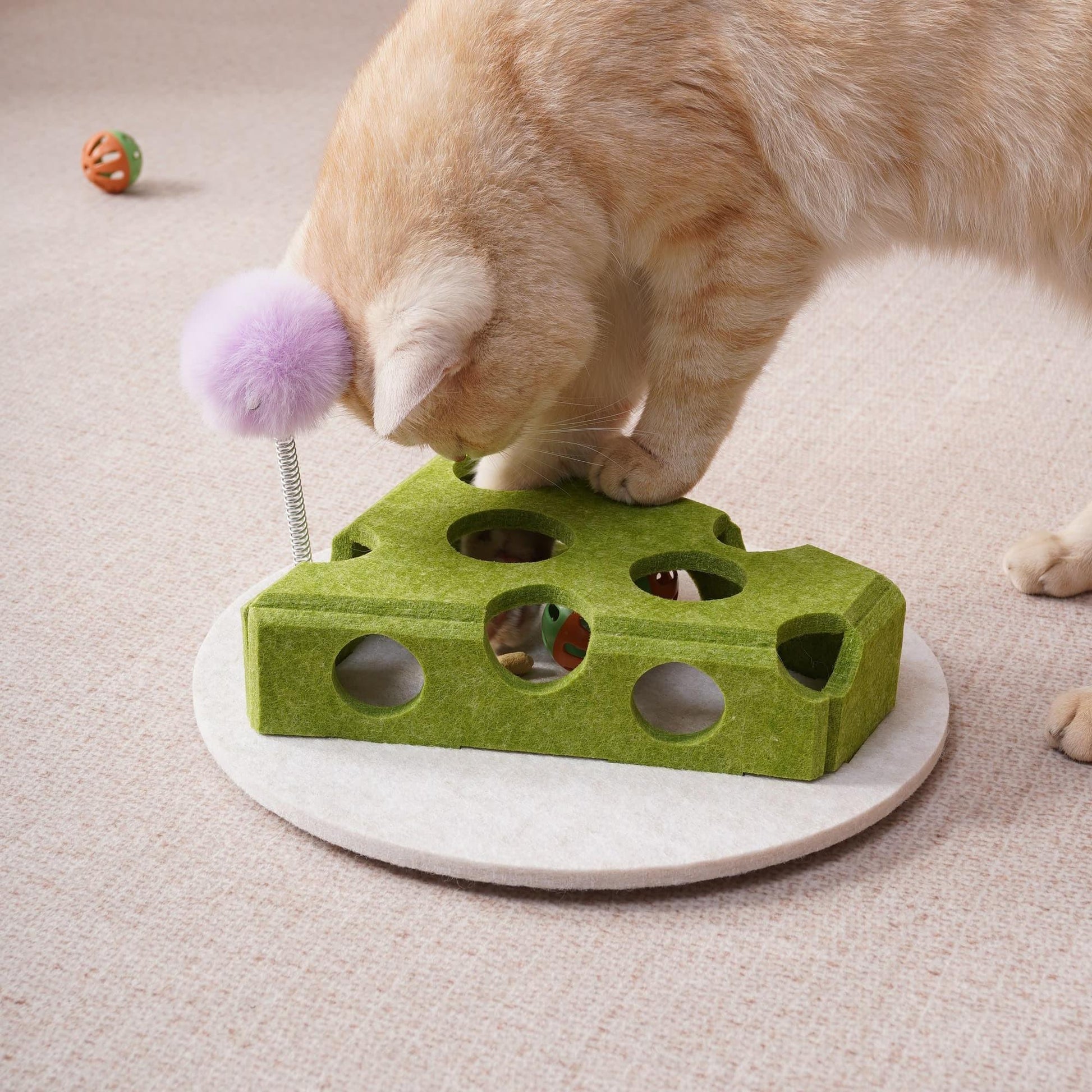 HKM-4200125 Interactive Cat Puzzle Toy with Suction Cup Base and Spring Teaser for Engaging Solo Play