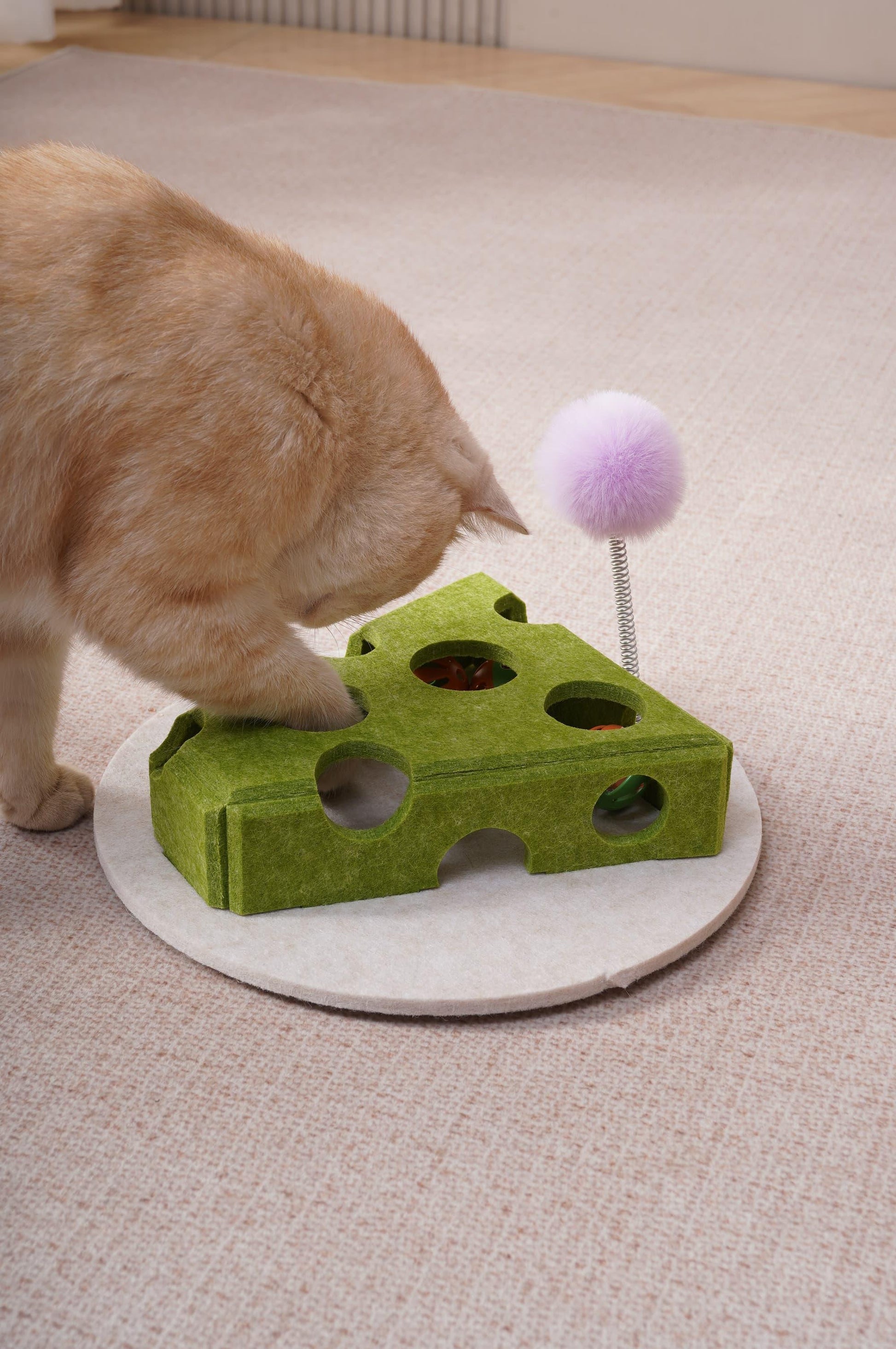 HKM-4200125 Interactive Cat Puzzle Toy with Suction Cup Base and Spring Teaser for Engaging Solo Play