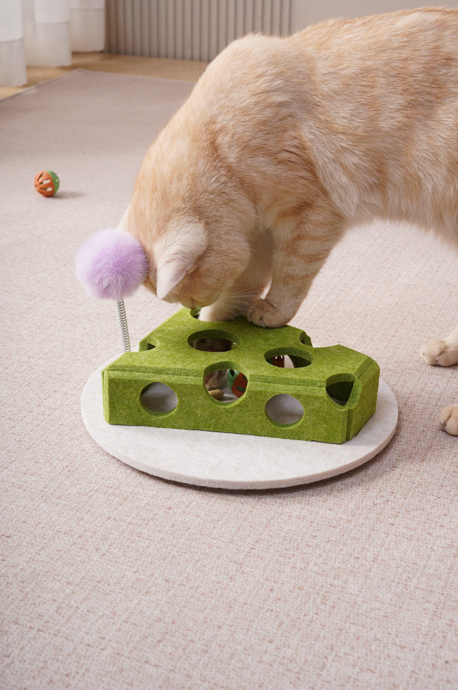 HKM-4200125 Interactive Cat Puzzle Toy with Suction Cup Base and Spring Teaser for Engaging Solo Play