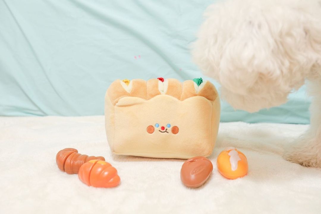 HKM-4702013 Tibetan Plush Bread Toast Toy with Food Hiding Strips and Rustling Paper