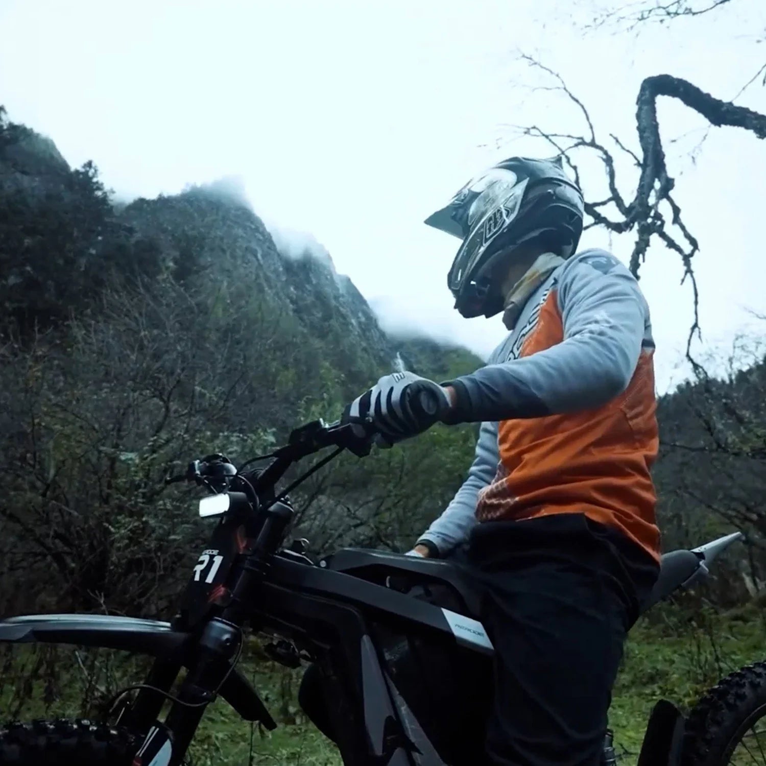 HKM-513811 All-Terrain Electric Dirt Bike 8000W 72V R1 2024 Model with LCD Display, 100km/h Speed