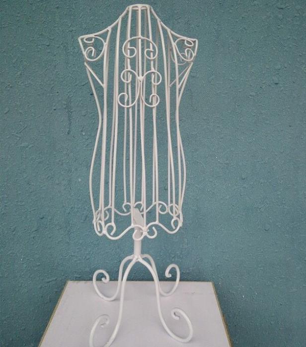 HKM-5287869 Pet Hanger Display Rack for Dog Clothes - White Metal Stand, Height 41cm, Shoulder Width 14cm, Foot Width 12.5cm