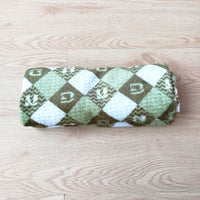 HKM-5477309 Cozy Multi-Season Pet Blanket Quilt for Dogs and Cats - Soft and Warm, Perfect for Cages or Sofas