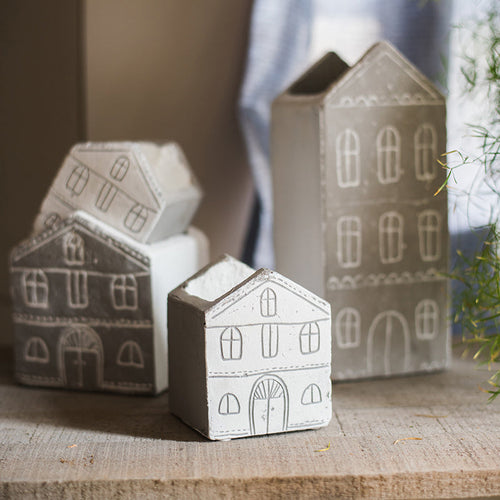 HKM-642579 Charming Ceramic Little House Flower Pot for Garden and Balcony Decor