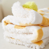 HKM-6573373 Cozy Plush Pet Blanket with Stylish Plaid Pattern - Soft Fleece Cushion for Cats and Dogs