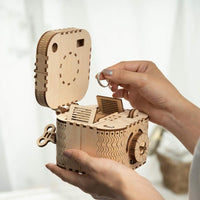 HKM-686611 Hand-Cranked Wooden Film Projector - Mechanical 3D Puzzle for Ages 15 and Up