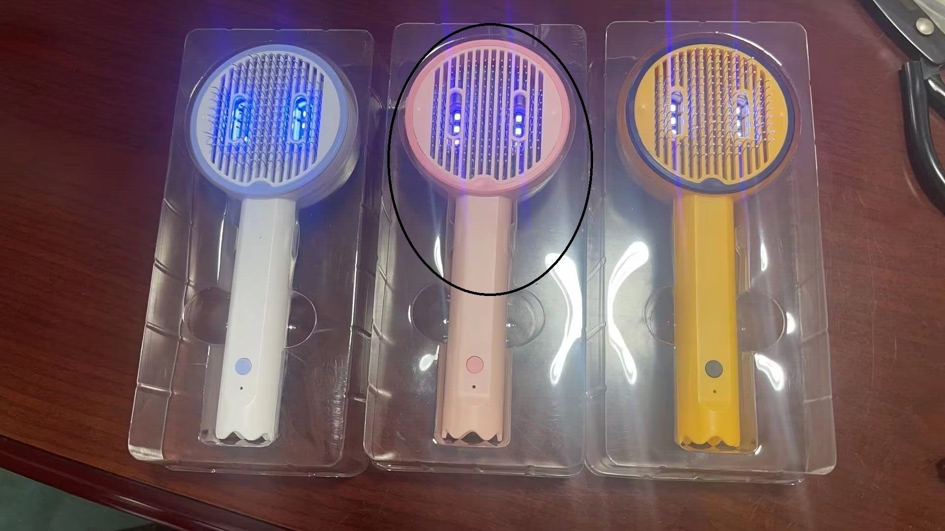 HKM-6991933 USB Rechargeable UV Sterilization Pet Comb for Cats and Dogs - Pink, Yellow, White