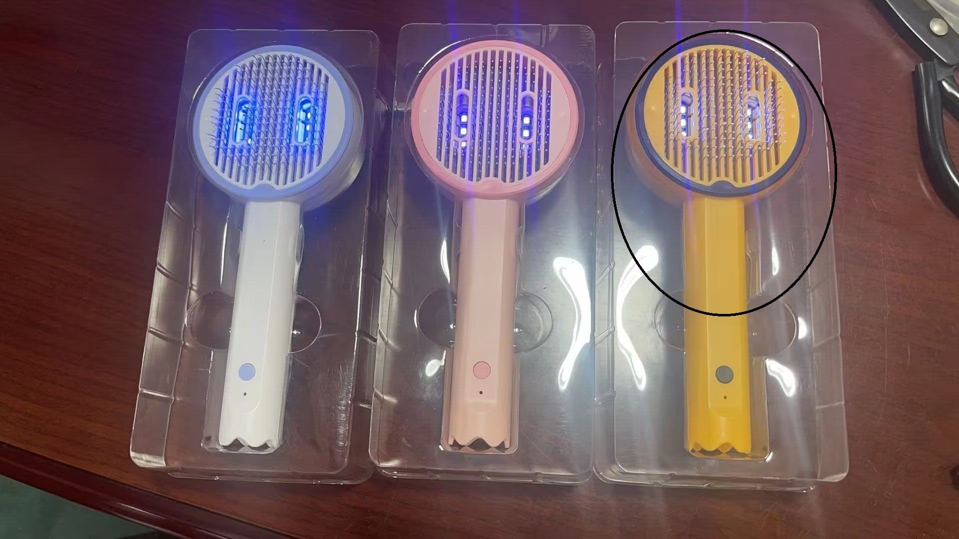 HKM-6991933 USB Rechargeable UV Sterilization Pet Comb for Cats and Dogs - Pink, Yellow, White