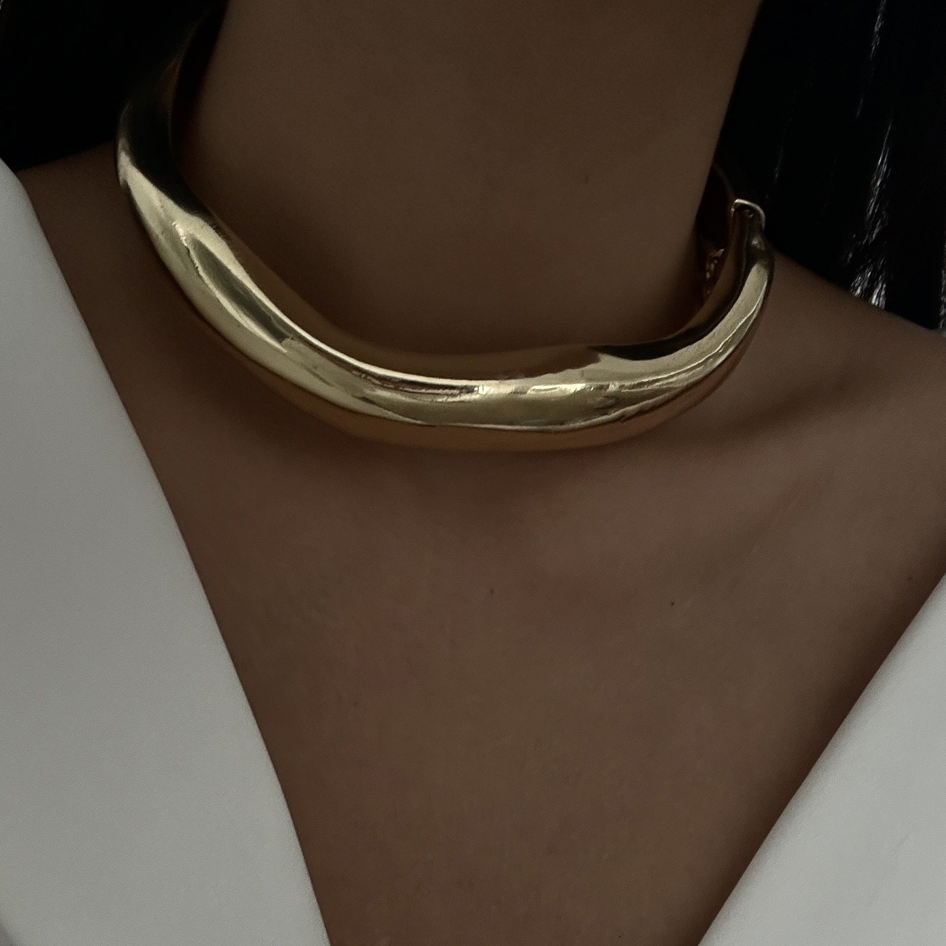 HKM-7239613 Irregular Textured Pleated Open Collar Necklace in Gold and White