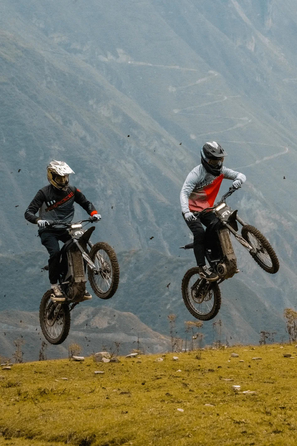 HKM-727379 Electric Motorcycle Dirt Bike R1 - 72V 35Ah, 8000W, 5-Speed, Hydraulic Disc Brakes, Aluminum Alloy Frame, 120KM Range