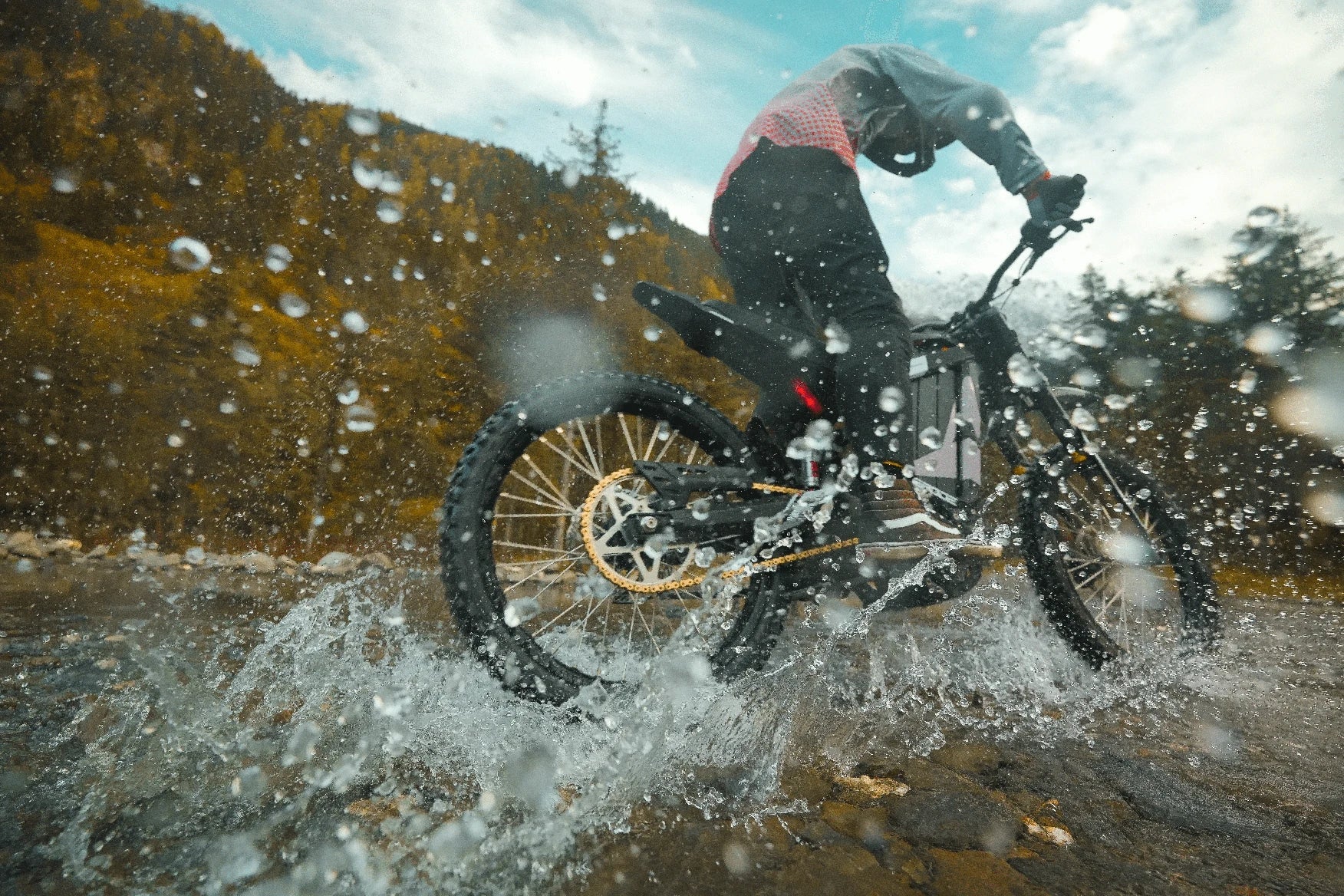 HKM-727379 Electric Motorcycle Dirt Bike R1 - 72V 35Ah, 8000W, 5-Speed, Hydraulic Disc Brakes, Aluminum Alloy Frame, 120KM Range