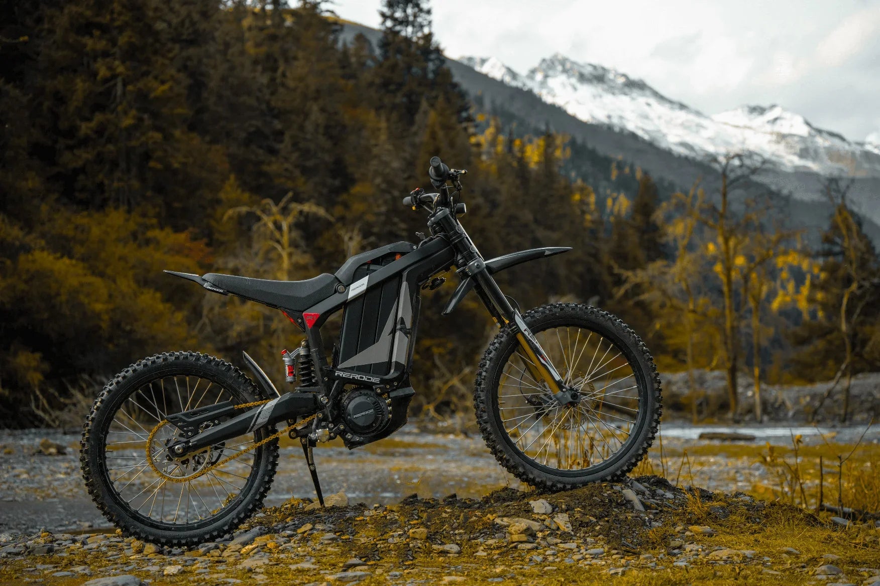 HKM-727379 Electric Motorcycle Dirt Bike R1 - 72V 35Ah, 8000W, 5-Speed, Hydraulic Disc Brakes, Aluminum Alloy Frame, 120KM Range