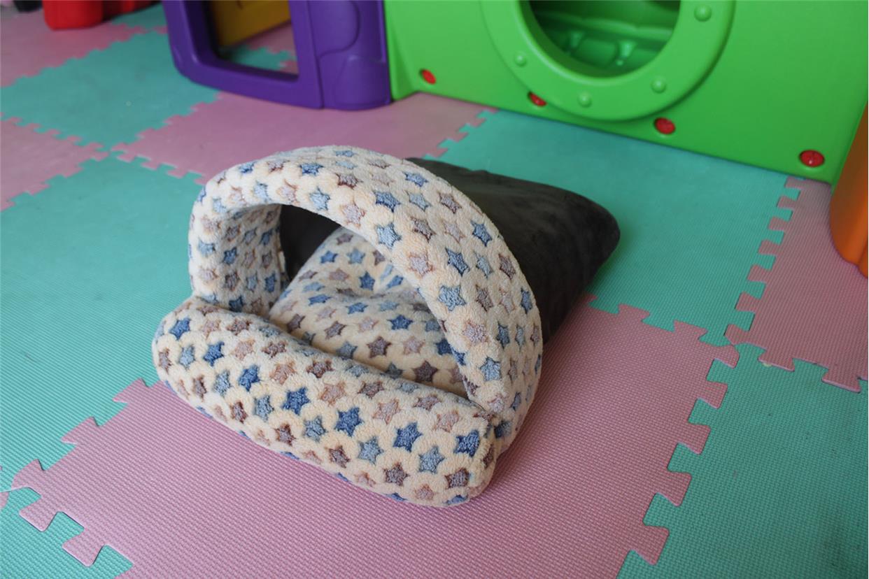 HKM-7432637 Cozy Half Round Dog House for Small and Large Pets in Durable Polyester