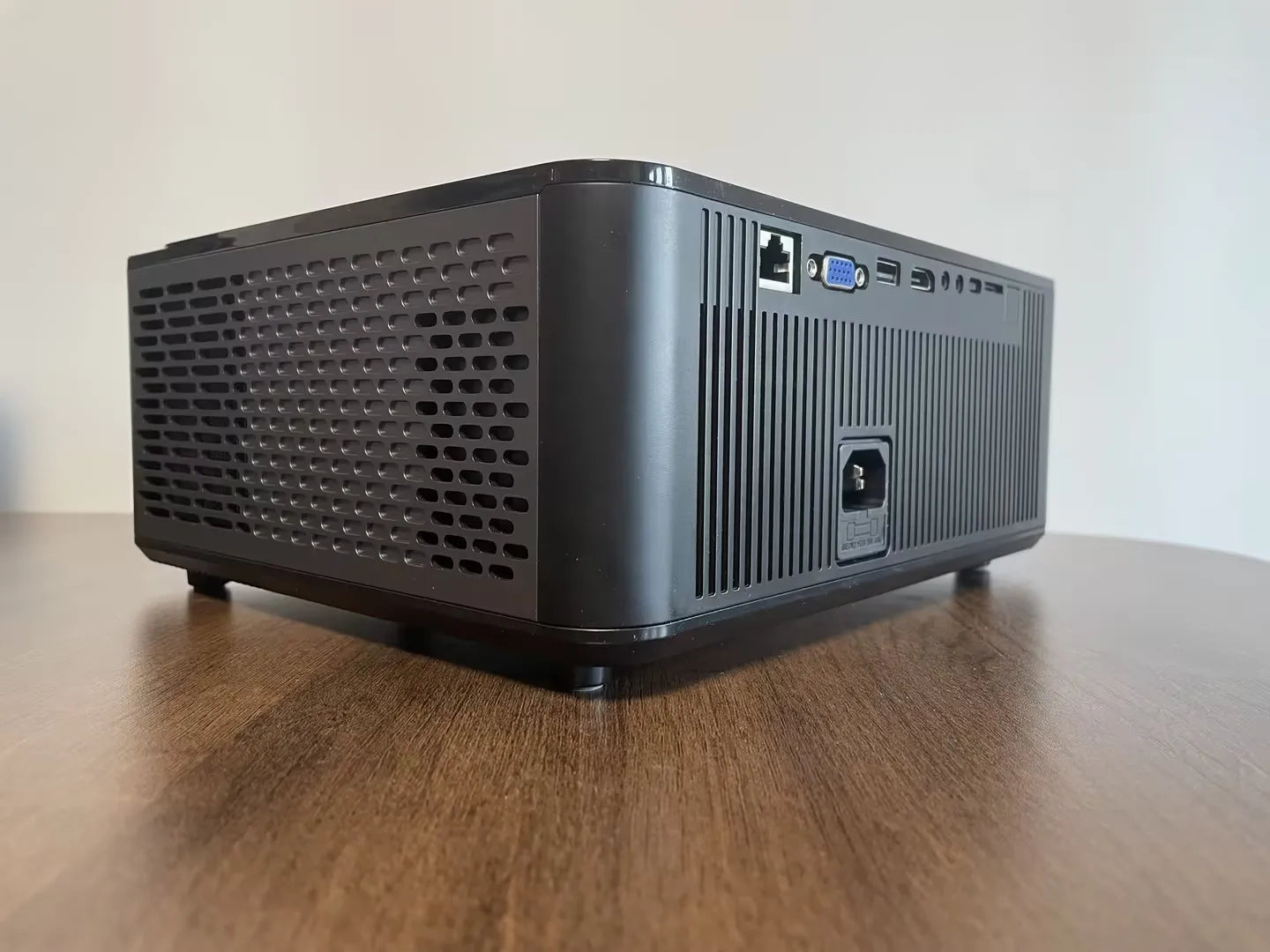 HKM-763027 Portable Wireless Ultra HD Projector for Home Cinema Experience