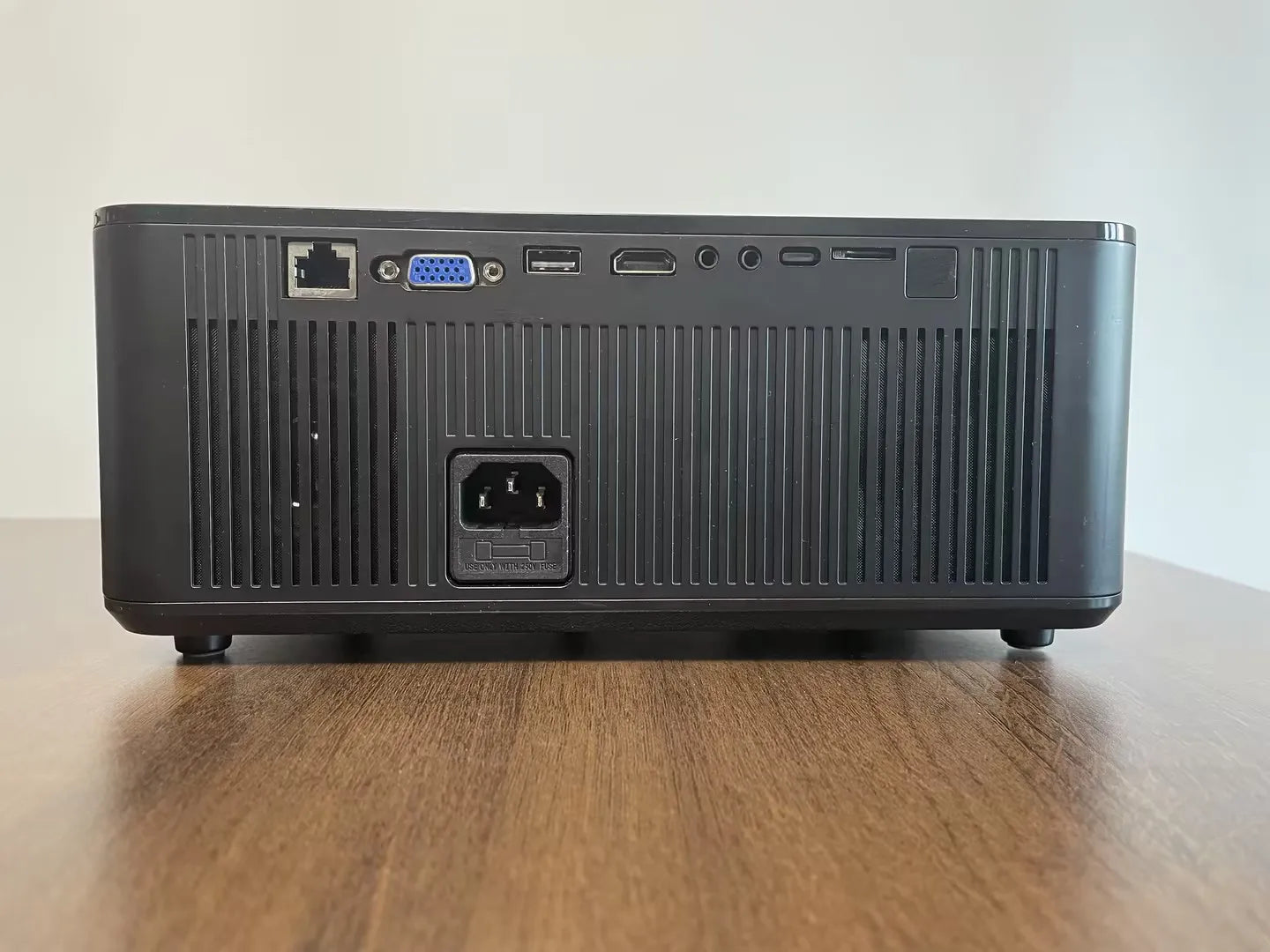 HKM-763027 Portable Wireless Ultra HD Projector for Home Cinema Experience