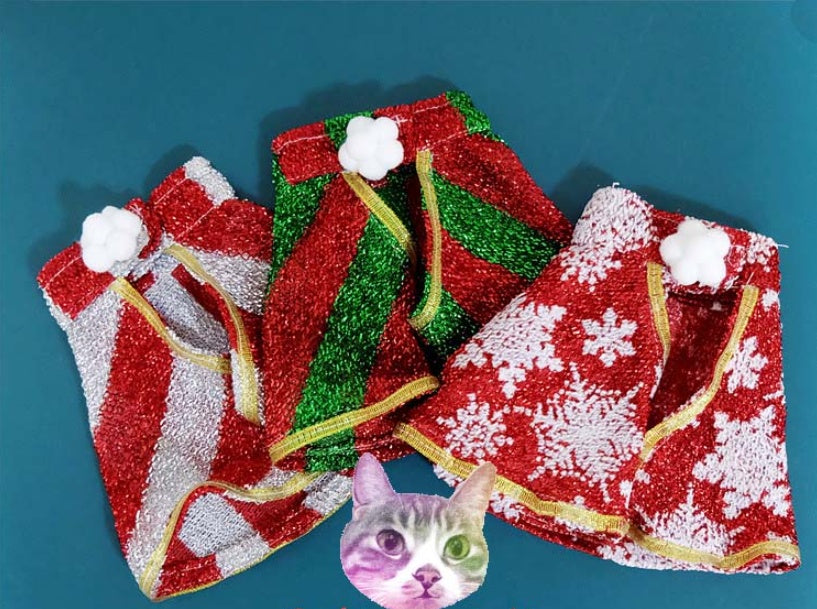 HKM-7635773 Snowflake Themed Pet Cloak in Red Silver & Green Silver - Small to Large Sizes Available