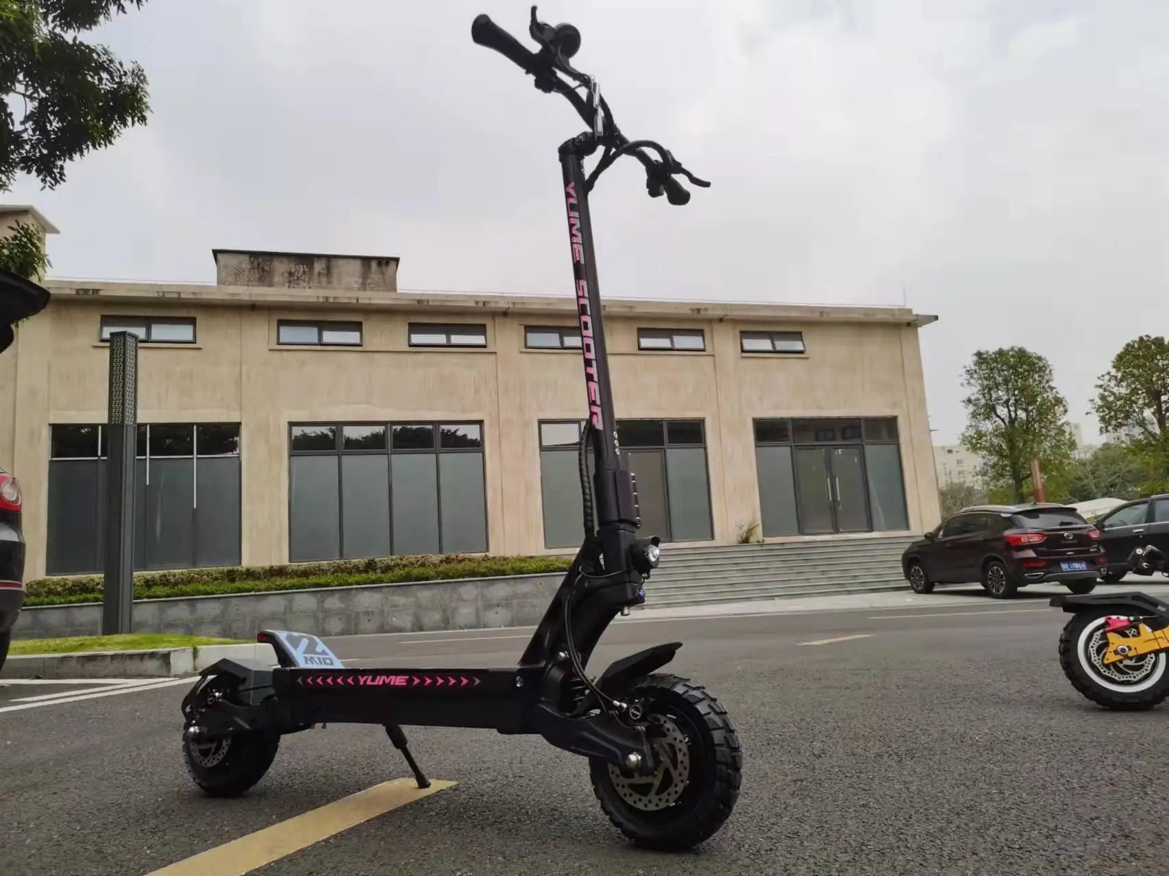 HKM-771923 YUME M10 Electric Scooter 250W Dual Motors 15mph Max Speed 10-inch Off-Road Tires Foldable for Adults