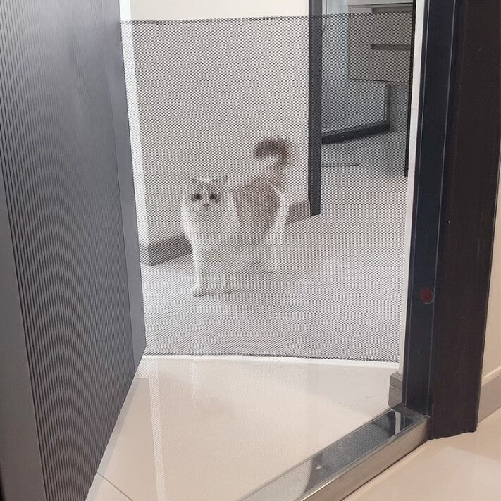 HKM-7942077 Retractable Dog and Baby Safety Gate for Stairs and Doorways, Adjustable 130CM x 78CM, Indoor/Outdoor Use