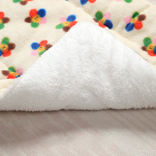 HKM-7986749 Coral Fleece Pet Blanket for Dogs and Cats - Warm and Cozy Mat for All Sizes