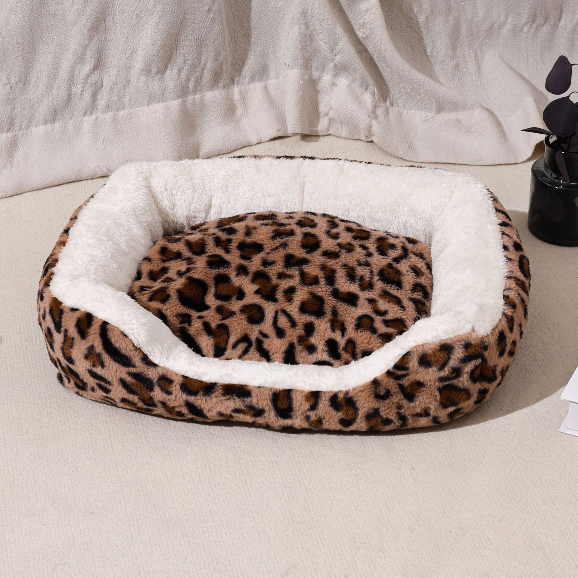 HKM-8261821 Four Seasons Universal Warm Thickened Pet Bed for Cats and Dogs in Leopard Print