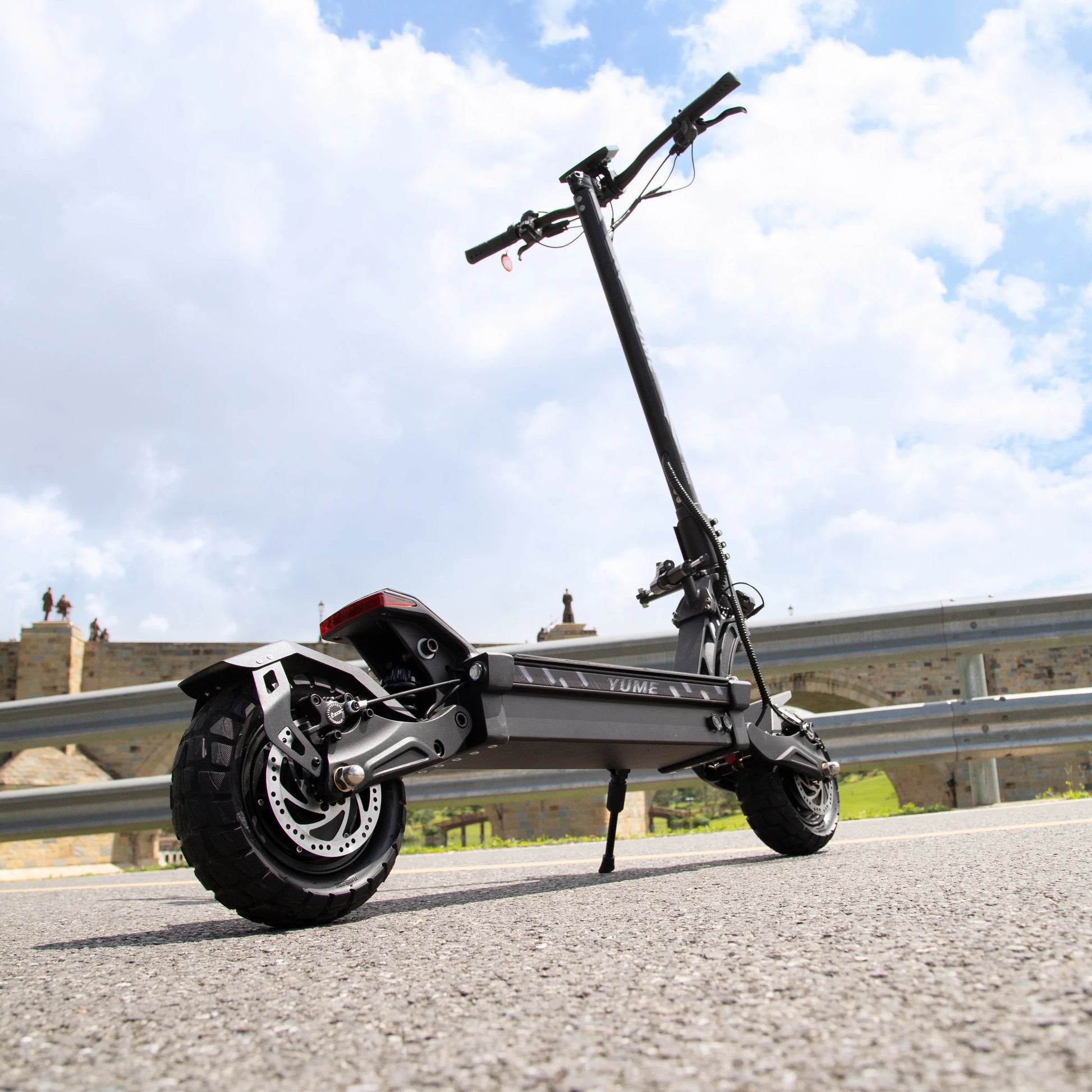HKM-869075 YUME HAWK Pro 11-Inch Dual Motor Electric Scooter, 96km Range, 250W Brushless Motor, Foldable, Waterproof