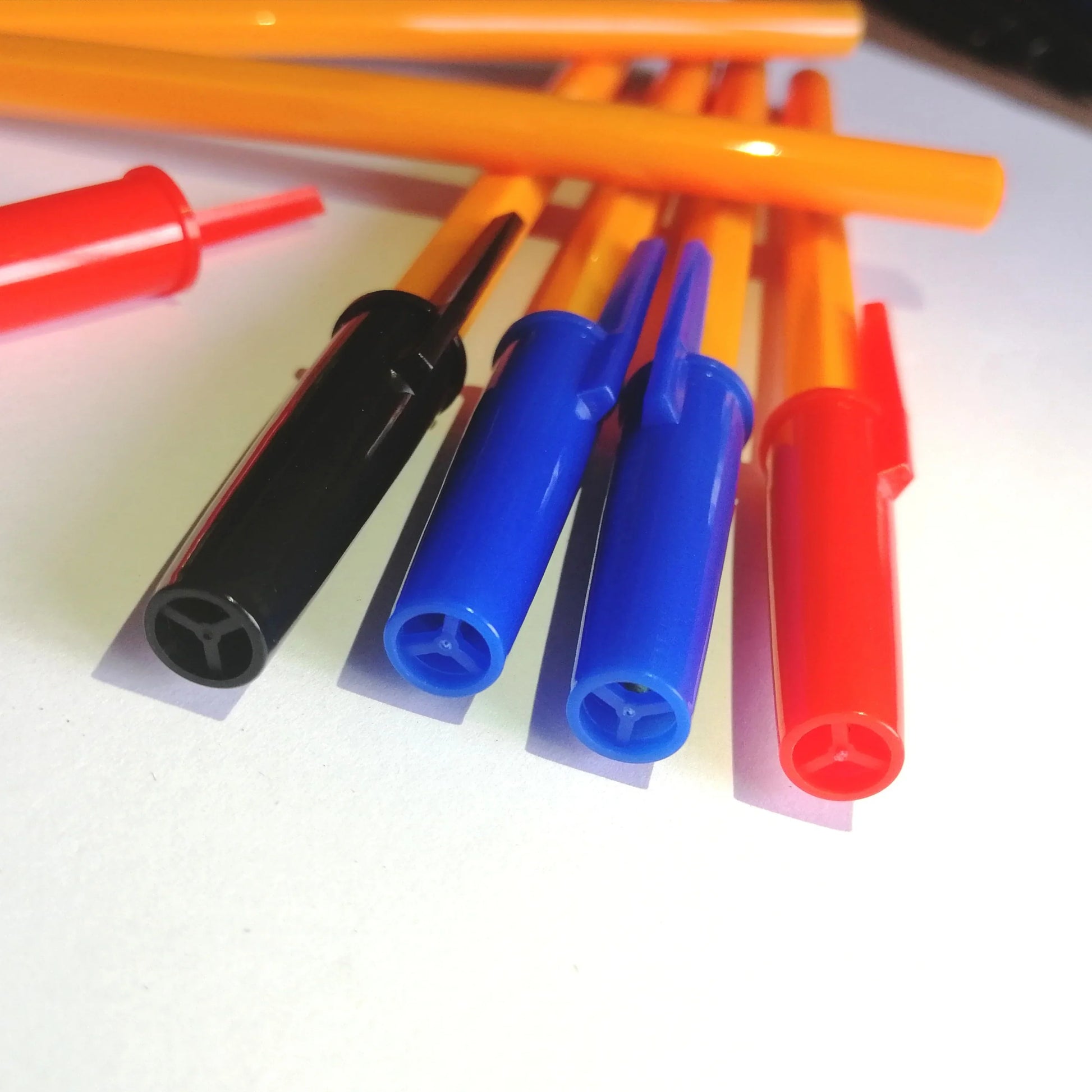 HKM-978515 Plastic Stick Ballpoint Pens for Office and School Use