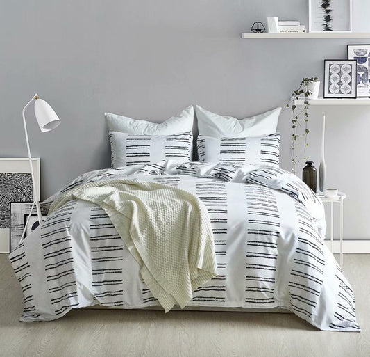 HKM-979859 Three-Piece Modern Floral Quilt Cover Set with Pillowcases, Multiple Sizes Available