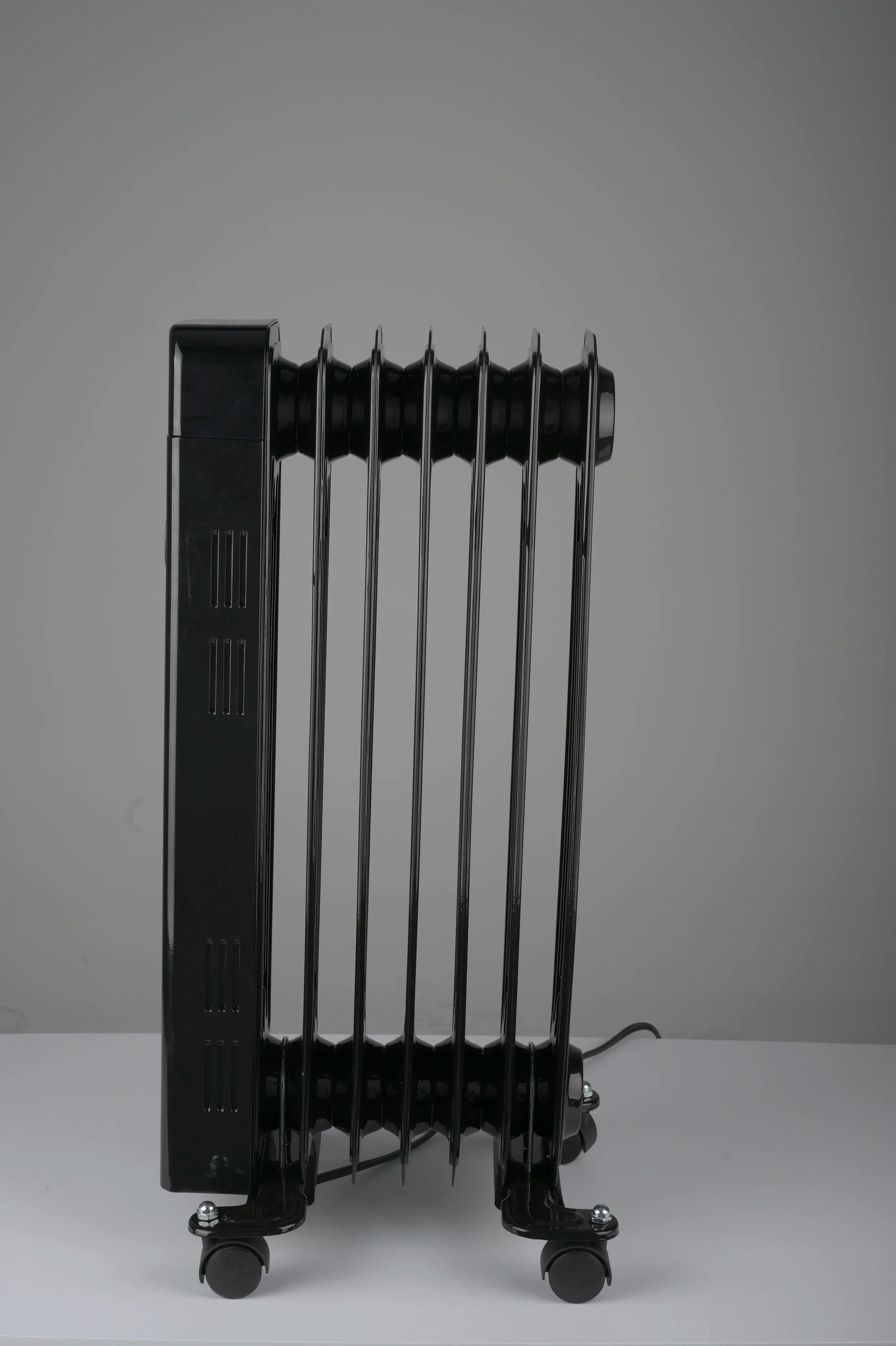 HKM-980307 Portable Oil-Filled Radiator Heater with Adjustable Thermostat and Remote Control, 1500W, for Home Use